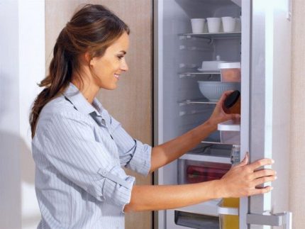 Как избавиться от запаха в холодильнике: популярные способы избавления от зловония