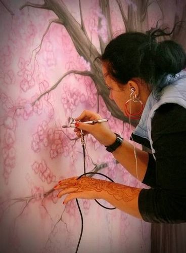 Акриловые краски для росписи стен: инструкция как расписать своими руками, видео и фото