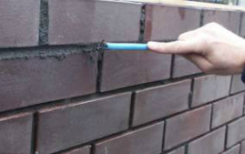 Как покрасить кирпичную стену: инструкция по окраске своими руками, чем лучше, видео, фото
