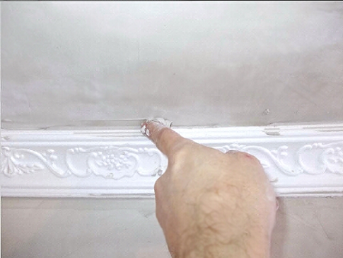 Как покрасить потолочный плинтус: видео-инструкция по окраске своими руками, особенности отделки изделий из пенопласта, цена, фото