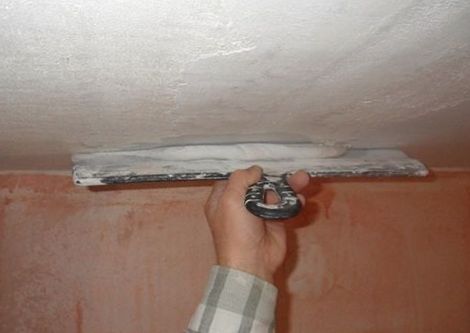 Как зашпаклевать потолок: видео-инструкция по монтажу своими руками, чем лучше, цена, фото