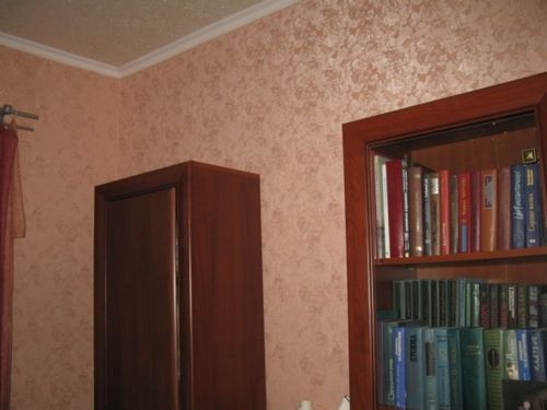 Персиковые обои для стен в интерьере гостиной, спальни, кухни: инструкция по применению, видео, фото