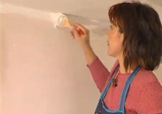 Покраска потолков из гипсокартона: видео-инструкция по окраске своими руками, особенности глянцевых красок, чем покрасить лучше, цена, фото