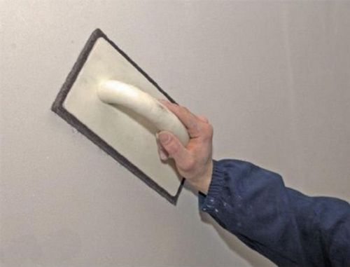 Шпаклевание стен под обои: видео-инструкция по монтажу своими руками, зачем, надо ли, сколько раз шпаклевать, чем зашпаклевать, стоимость, фото и цена