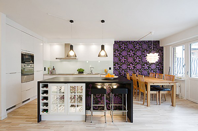 Интерьер кухни в частном доме, совмещенной с балконом в стиле модерн, минимализм