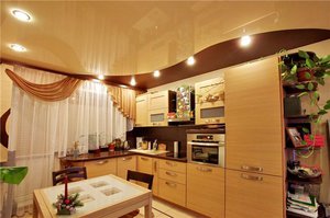 Кухня — место, где весь дизайн должен быть продуман до мелочей, особенно натяжной потолок и его фото