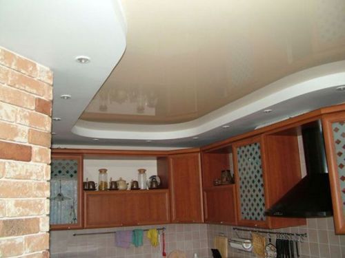 Кухня — место, где весь дизайн должен быть продуман до мелочей, особенно натяжной потолок и его фото