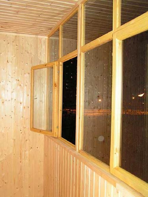 Остекление балконов деревом, достоинства и недостатки деревянных рам