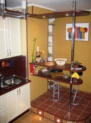Угловые кухни с барной стойкой — эталон практичных и стильных гарнитуров
