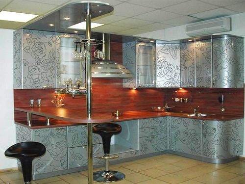 Угловые кухни с барной стойкой — эталон практичных и стильных гарнитуров