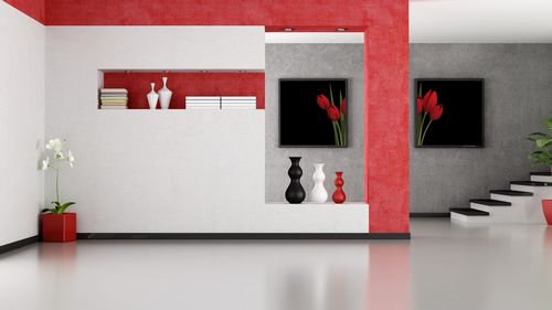 Белые обои (60 фото): варианты с серебристым и красным рисунком для стен в гостиной, полотна с узором под камень в современном интерьере