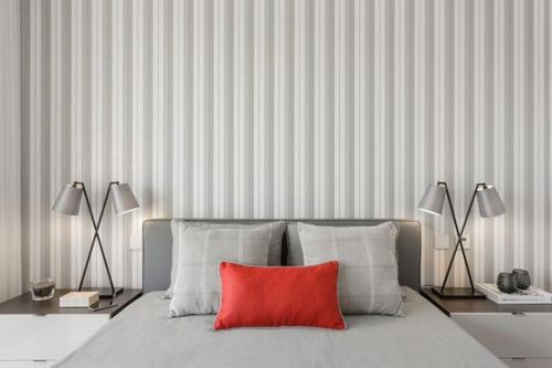 Белые обои (60 фото): варианты с серебристым и красным рисунком для стен в гостиной, полотна с узором под камень в современном интерьере