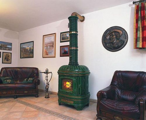Чугунная печь-камин (80 фото): модели с теплообменником и плитой Бавария, Бранденбург и другие