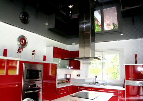 Дизайн натяжных потолков для кухни (76 фото): варианты для маленькой кухни