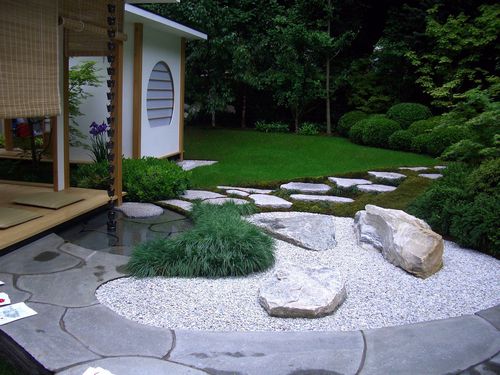 Галька для ландшафтного дизайна (65 фото): искусственные и декоративные светящиеся камни для дачного ландшафта и сада, дизайн с хвойниками
