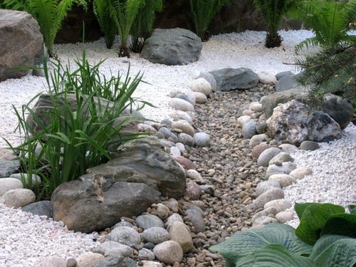 Галька для ландшафтного дизайна (65 фото): искусственные и декоративные светящиеся камни для дачного ландшафта и сада, дизайн с хвойниками
