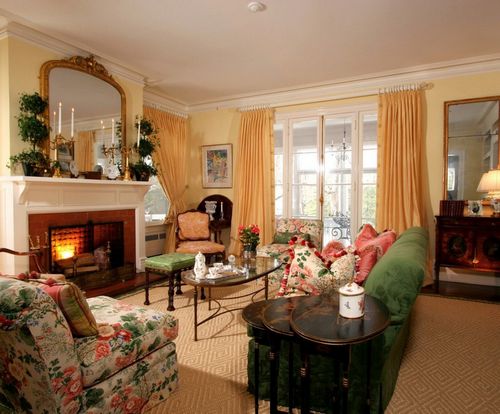 Интерьер гостиной в классическом стиле (83 фото): «классика» и «неоклассика» для типовой комнаты, модные тенденции - 2018 в оформлении зала, красивые примеры