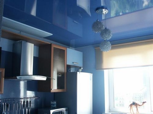 Интерьер потолка на кухне: покраска и натяжные потолки
