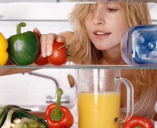 Как избавиться от запаха в холодильнике без применения химии?