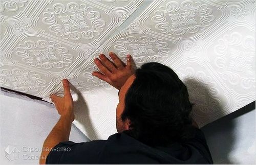Как клеить обои на потолок своими руками (+фото)
