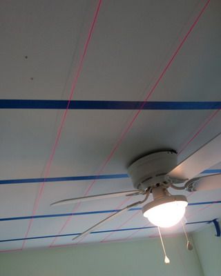 Как клеить потолочную плитку на потолок: на видео - оклейка потолка плиткой