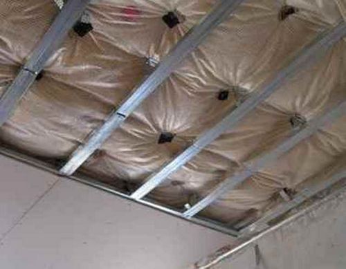 Как крепить утеплитель к потолку?