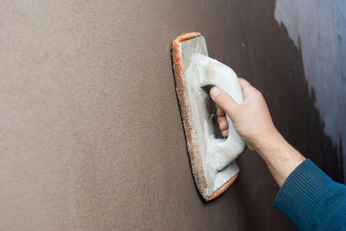 Как оштукатурить бетонную стену