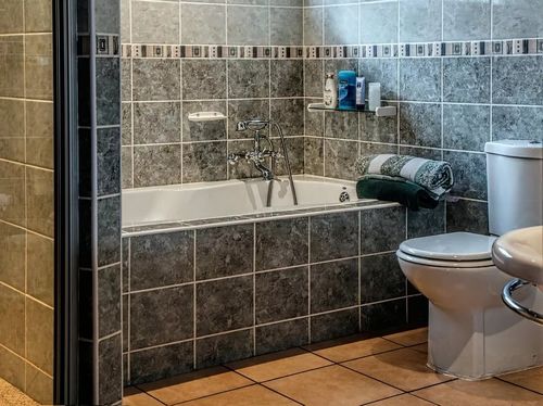 Как положить плитку на пол в туалете: как правильно залить основание и как класть плитку, особенности укладки своими руками