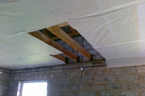 Как правильно подшить черновой потолок доской?