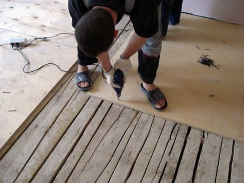 Как выровнять деревянный и бетонный пол под ламинат своими руками: инструкция с видео