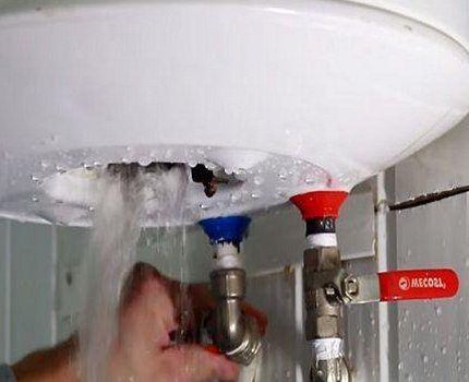 Как слить воду с водонагревателя раздичным способами