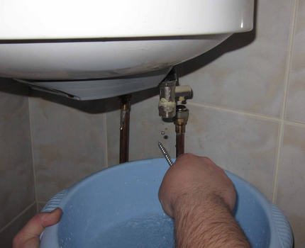 Как слить воду с водонагревателя раздичным способами