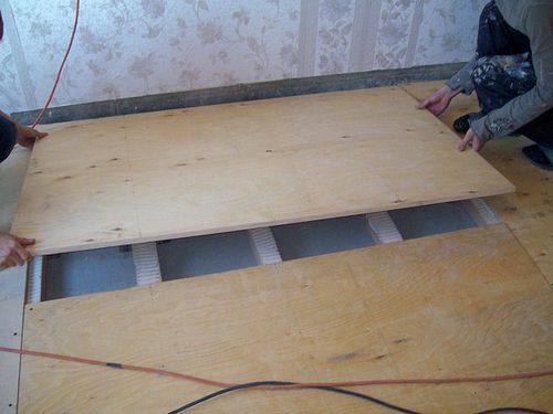 Как стелить фанеру на деревянный пол и бетонный, положить правильно своими руками