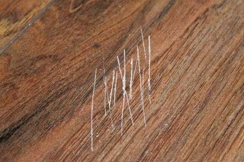 Как убрать царапины на ламинате: чем можно замазать трещины, заделать и устранить скол, ремонт покрытия подручными средствами