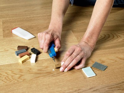 Как убрать царапины на ламинате: чем можно замазать трещины, заделать и устранить скол, ремонт покрытия подручными средствами
