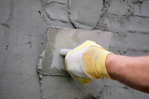 Как заделать щели в стене