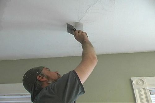 Как заделать трещину на потолке своими руками