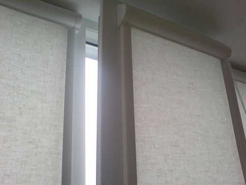 Кассетные рулонные шторы на пластиковые окна: 15 фото