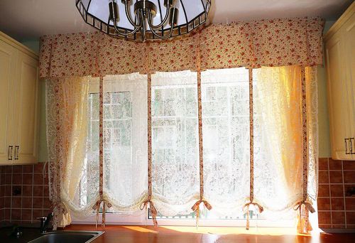 Короткие шторы (63 фото): шторы до подоконника в спальню, гостиную, занавески в комнату, варианты в интерьере 2018