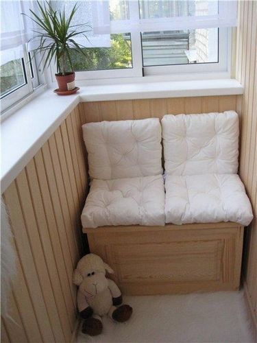 Мебель на балкон (75 фото): диван и кровать для лоджии, маленький диванчик с ящиком своими руками