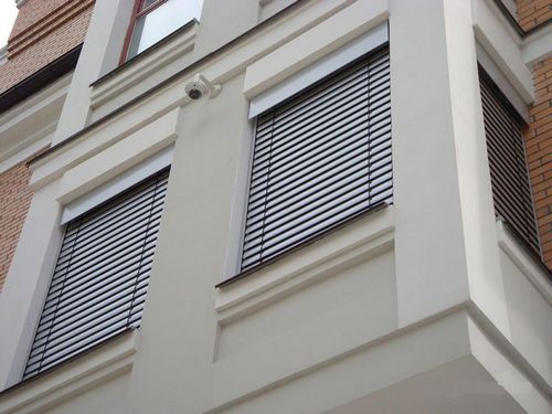 Наружные жалюзи (49 фото): защитные уличные жалюзи, металлические внешние модели на окна дома и на веранду, горизонтальные и вертикальные фасадные ставни