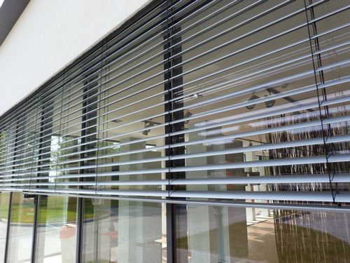 Наружные жалюзи (49 фото): защитные уличные жалюзи, металлические внешние модели на окна дома и на веранду, горизонтальные и вертикальные фасадные ставни