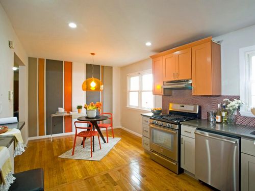 Обои в полоску в интерьере квартиры (75 фото): яркие полосатые варианты для стен в гостиной, вертикальная и горизонтальная полоса в современном дизайне