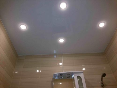 Освещение в ванной комнате с натяжным потолком: фото светодиодных, как выбрать