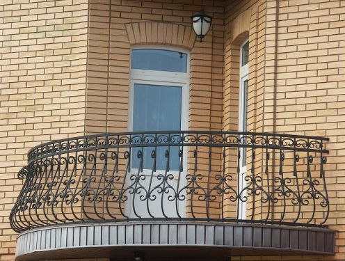 Перила для балкона: виды балконных ограждений, как сделать своими руками, фото