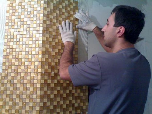 Плитка мозаика: укладка мозаичная на клей, видео и сетка на стену, керамическая стекломасса и пол плиточный