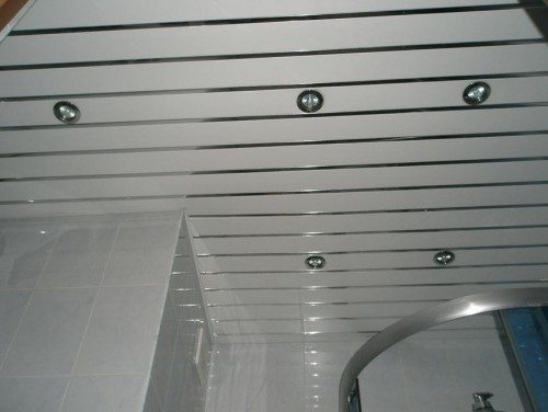 Подвесной потолок к комнатах, фото: в ванной, для спальни, в гостиной, в коридоре 