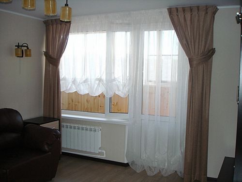 Шторы на окно с балконной дверью: оформление для зала, спальни, на кухню, фото