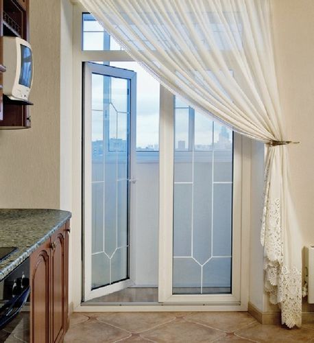 Шторы на окно с балконной дверью: оформление для зала, спальни, на кухню, фото