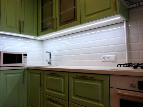 Светодиодная подсветка для кухни под шкафы: виды и установка
